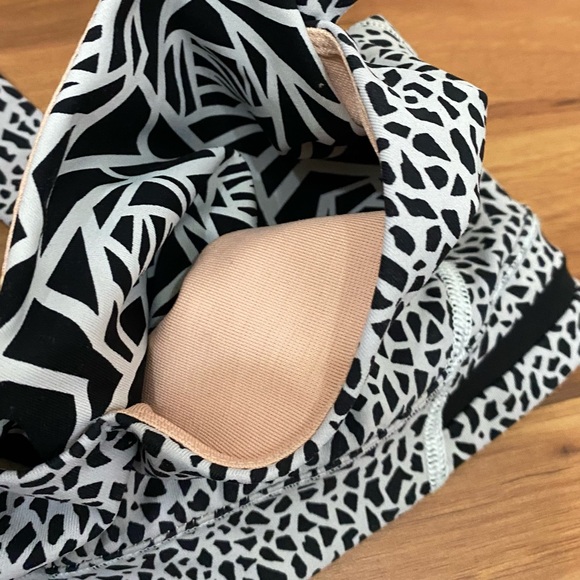 LULULEMON Rack Pack Bra Miss Mosaic White Posey Black White Luxtreme Sportsbra 6 - Picture 11 of 16